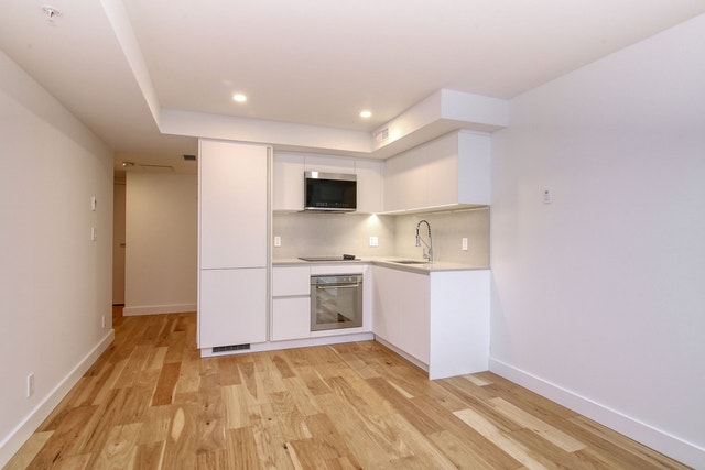 3460 Peel Street 3460 Peel Street — photo 2