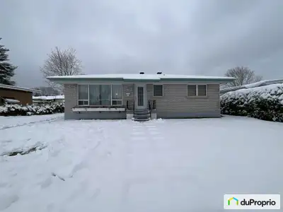 Maison bien entretenue, un seul propriétaire, dans un quartier très paisible et sécuritaire, environ...