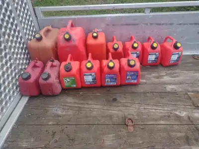 Lot de 13 bidons en bonne condition., View more