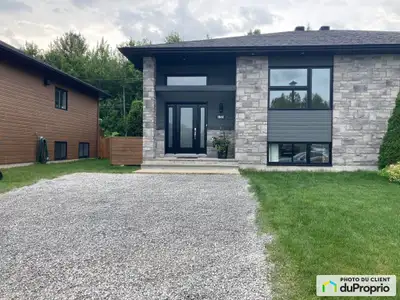 Grande maison unifamiliale, semi-détachée, avec aire ouverte, très lumineuse. Repeinte récemment. En...