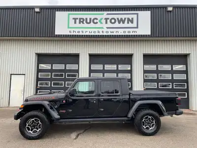 2023 Jeep Gladiator Mojave 4x4 with the 3.6L V6, automatic transmission, and only 44,003kms! Clean h...