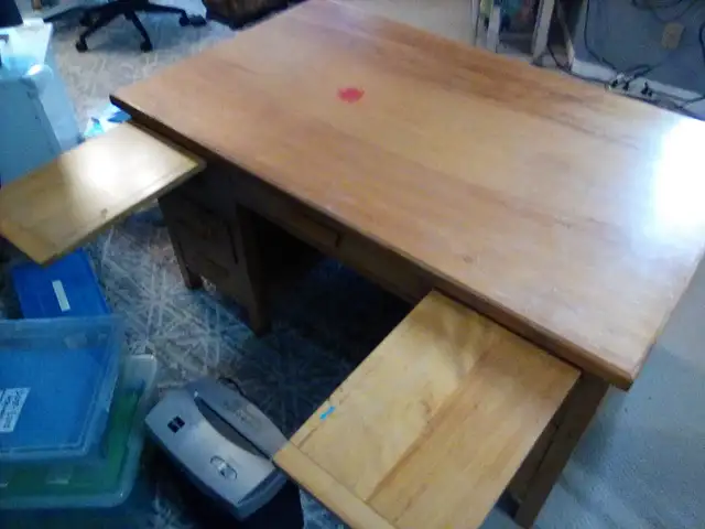 Solid wooden desk in Desks in City of Toronto - Image 3