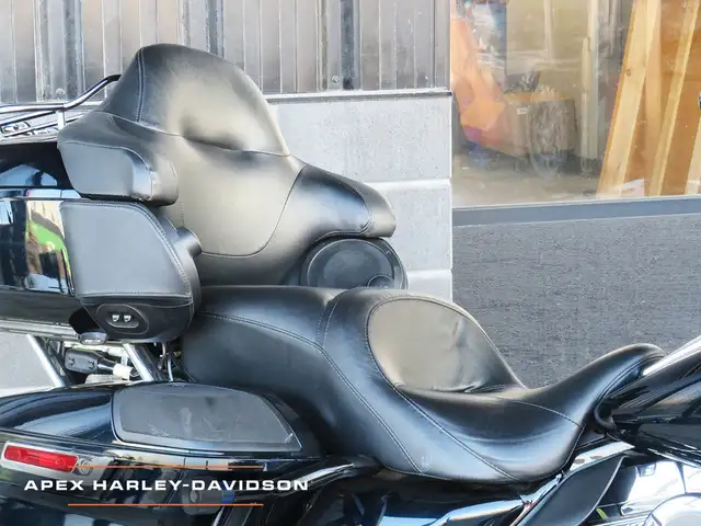 2015 Harley-Davidson FLTRUSE - CVO Road Glide Ultra in Sport Touring in Cambridge - Image 8