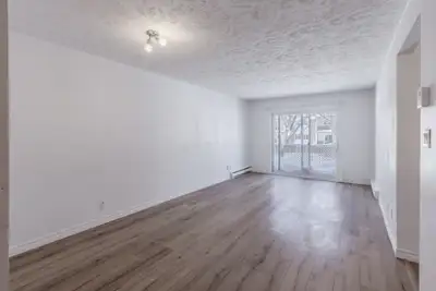 Appartement 5 et demi dans un immeuble situé dans un quartier résidentiel au cœur de Loretteville. P...