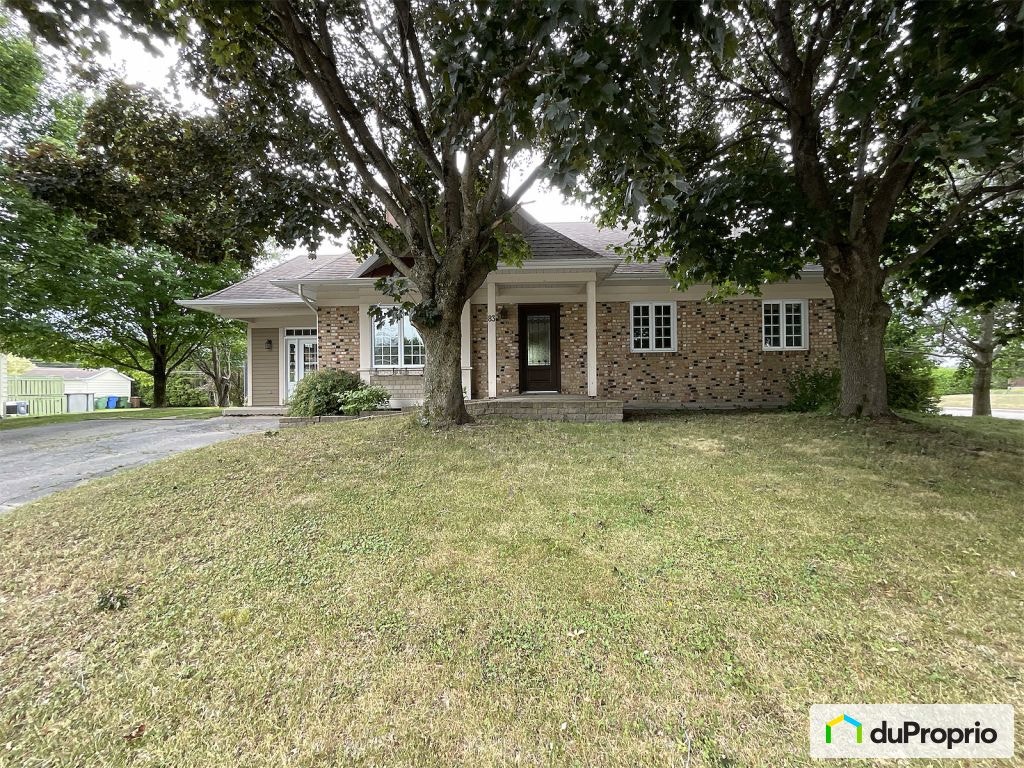 $380,000 - Bungalow for sale in Montmagny — photo 1