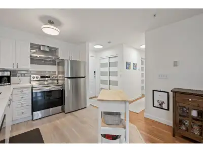 This fully renovated condo in the popular College court is the one you've been looking for! All new...