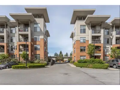 INVESTORS or FIRST TIME buyers! This BEAUTIFUL 1 BD condo is spacious & very functional with an open...