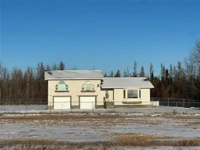 R43//The Pas/ENDLESS POSSIBILITIES ON 3.7 ACRES - LIVE, WORK, GROW! Just a minute from town, this im...