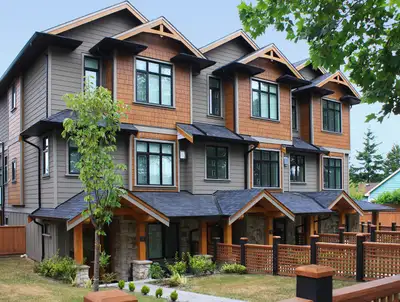 3 bedroom townhouse in the heart of Oaklands/Hillside! Walking distance to Hillside Shopping Center,...