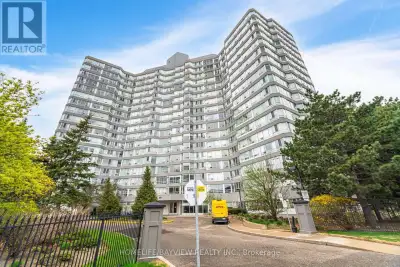 Stunning 2 bedroom Plus den Condo, Full Renovated unit, Gorgeous southeast view of downtown Toronto,...