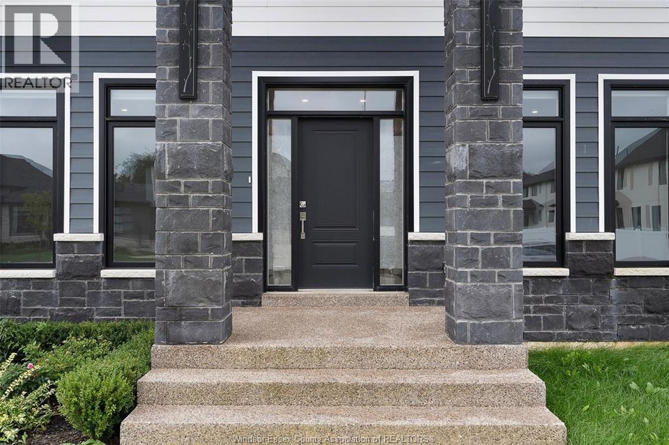 1933 VILLA CANAL DRIVE Kingsville, Ontario 4