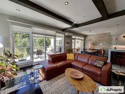 Ce superbe condo, très vaste, possède son garage privé et est situé à l'étage supérieur d'un bel imm...