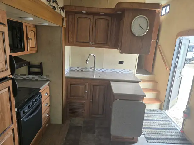 2016 Forest River FLAGSTAFF 8528 REWS in Travel Trailers & Campers in St. Albert - Image 14