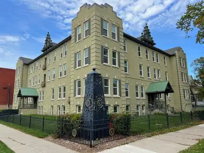 SEPT 1ST!---$1589 BRIGHT & BEAUTIFUL CHARACTER 3BDRM-
