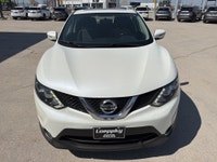 Drive smart with this well-equipped 2018 Nissan Qashqai SV—a compact SUV that blends efficiency, com... (image 8)