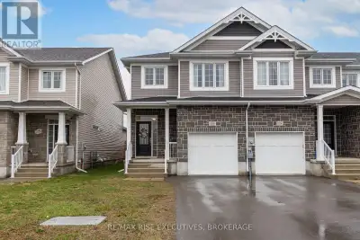 Welcome to 1538 Davenport Crescent - an end unit townhouse in Kingston's popular Woodhaven community...
