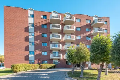 POUR VISITER : 514 561-3103 Beau 3 1/2 frais peint situé au 15 rue Waterman à Saint-Lambert dans un...