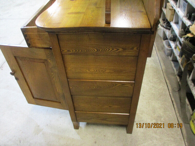 Vintage Oak Sideboard in Arts & Collectibles in Chatham-Kent - Image 2