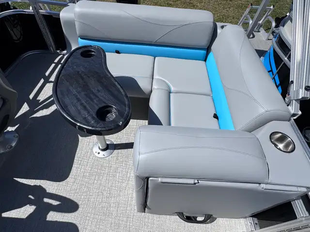 2025 Legend LE 19 RS EXT Pontoon Boat in Powerboats & Motorboats in Barrie - Image 15