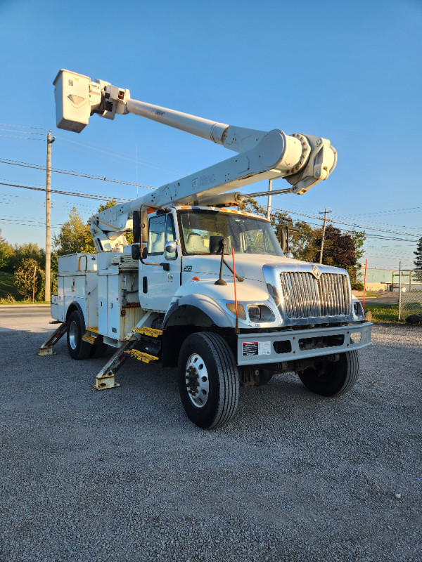 2004 International 7300 4x4 Bucket Truck in Other in New Glasgow - Image 3