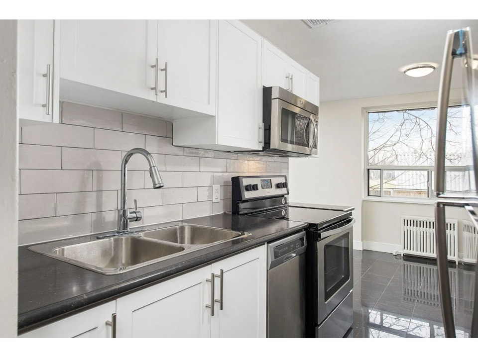 3 Bedroom Apartment for Rent - 200 Ridley Boulevard 2