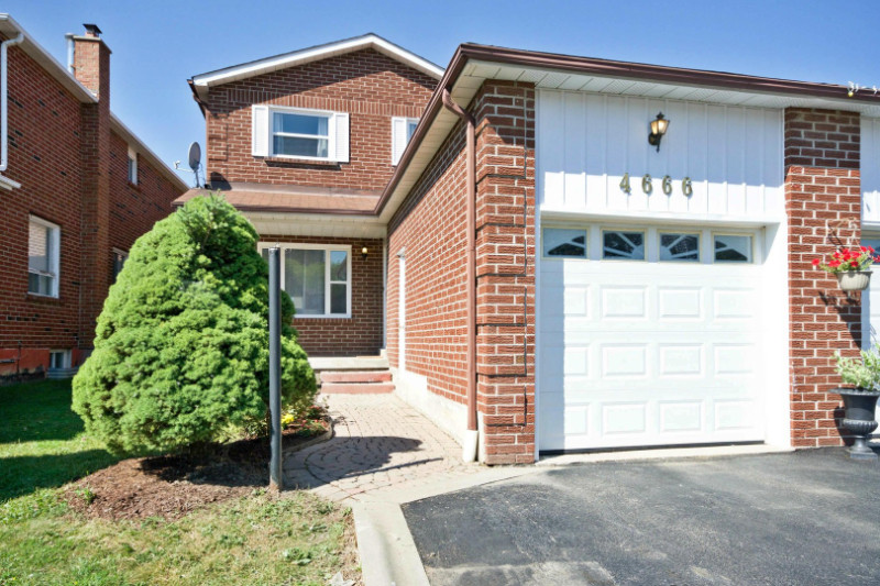 Three bedroom house for Rent. Near Square one Mississauga Long