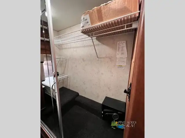 2013 Fleetwood RV Discovery 40X Diesel 057,684 Miles in RVs & Motorhomes in Moncton - Image 50