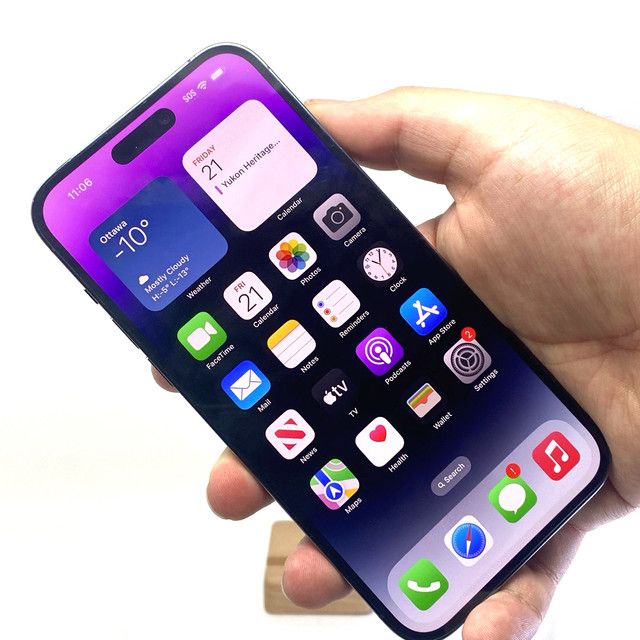 iPhone 14 Pro  Max - 128 GB - Deep Purple - Cellular Magician Ce in Cell Phones in London