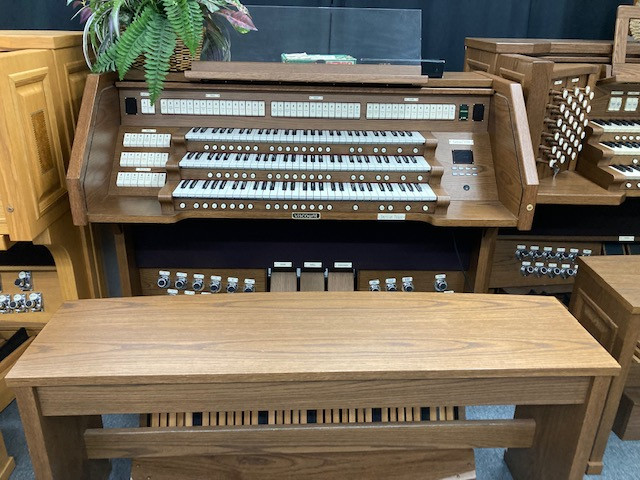 Demo Viscount Sonus 359 three manual church organ for sale! in Pianos & Keyboards in Delta/Surrey/Langley