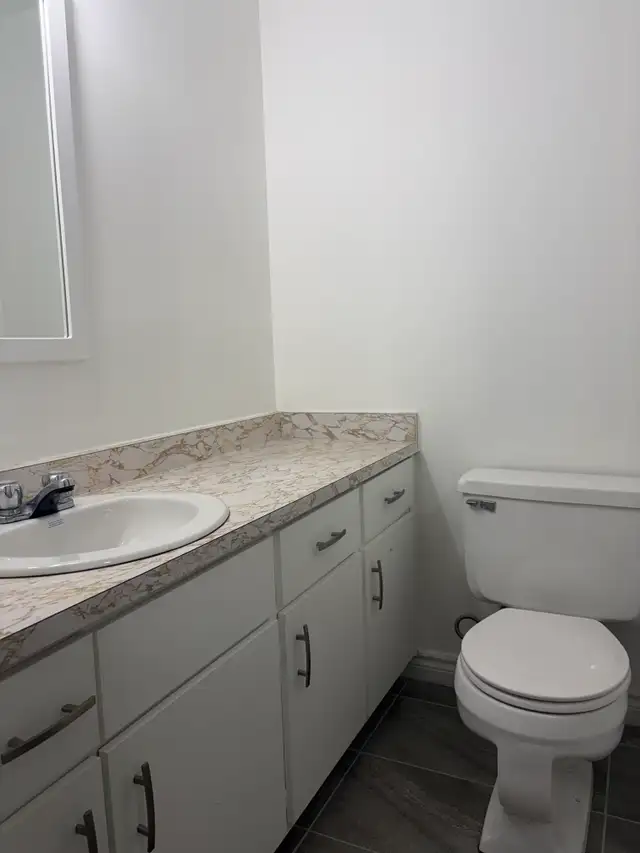 Superbe 4 1/2, rue Pie-X Lévis, sur 2 étage, LIBRE in Long Term Rentals in Lévis - Image 12
