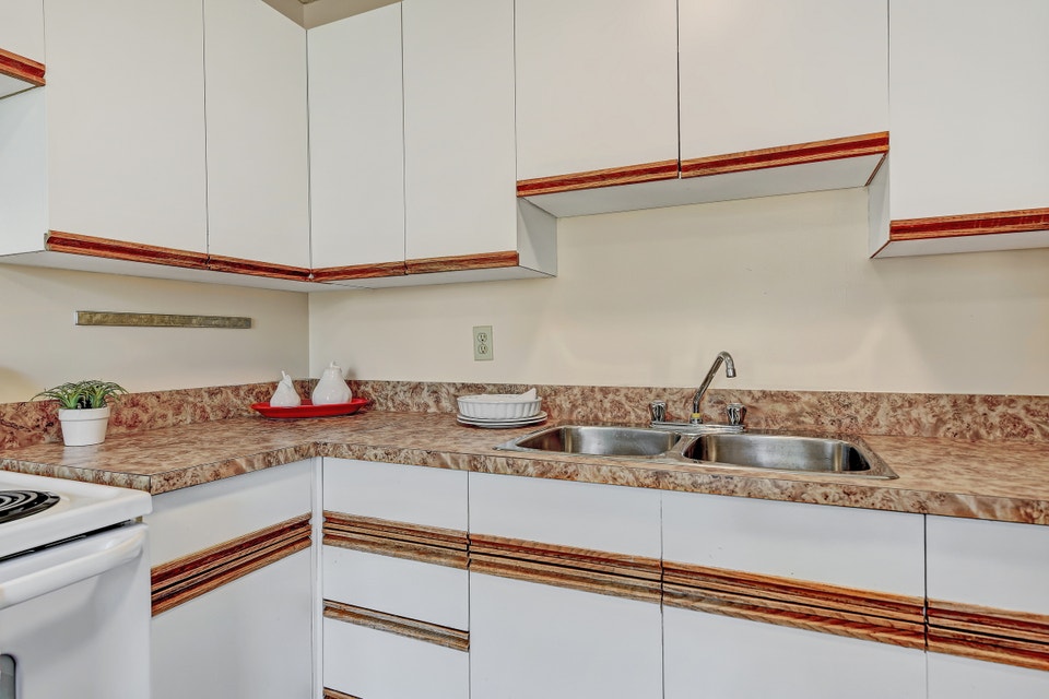 Family and Pet Friendly 3 Bedroom Townhome with Front Yard! 4