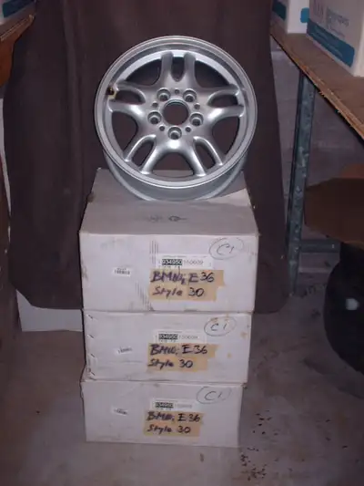 Clean, good used O.E. 7X16 (3611 1 182768-5) set with minor scuff mark on one wheel (see pic. #5,6)...
