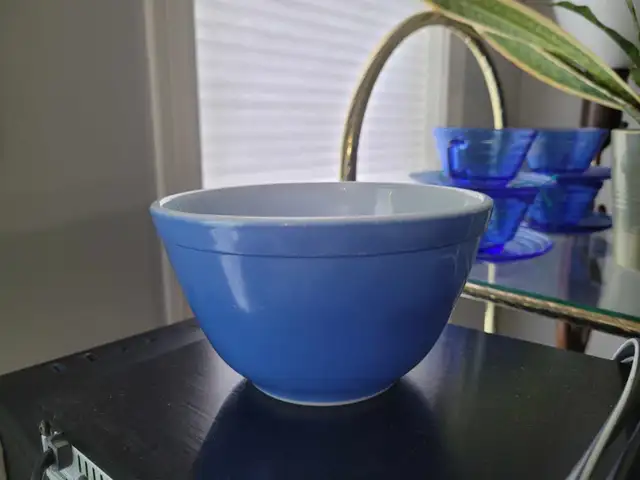 Vintage Pyrex Bowl 401 REVERSE primary *from the new colours set in Arts & Collectibles in Mississauga / Peel Region - Image 2