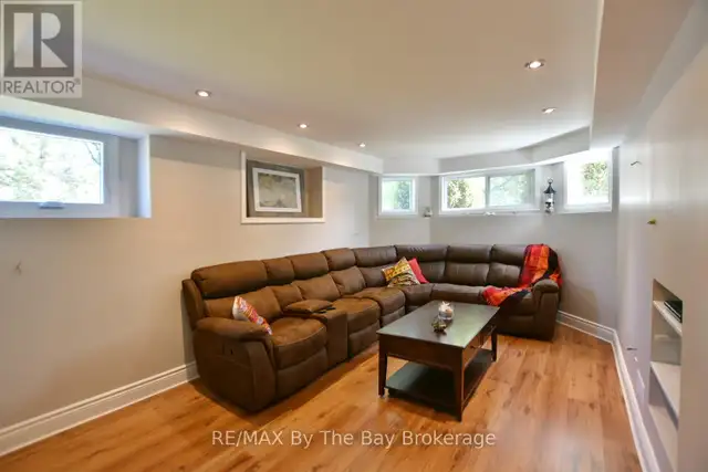 2 BIRCHMOUNT CIRCLE Wasaga Beach, Ontario in Houses for Sale in Oakville / Halton Region - Image 7