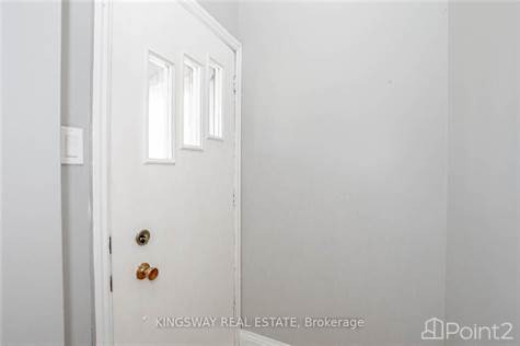 526 Beach Road in Houses for Sale in Hamilton - Image 4