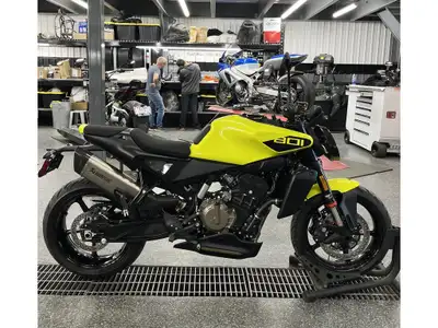 2025 Husqvarna VITPILEN 8 Husqvarna VITPILEN 8 2025 PIPE NON INCLUSE Les photos peuvent être à titre...