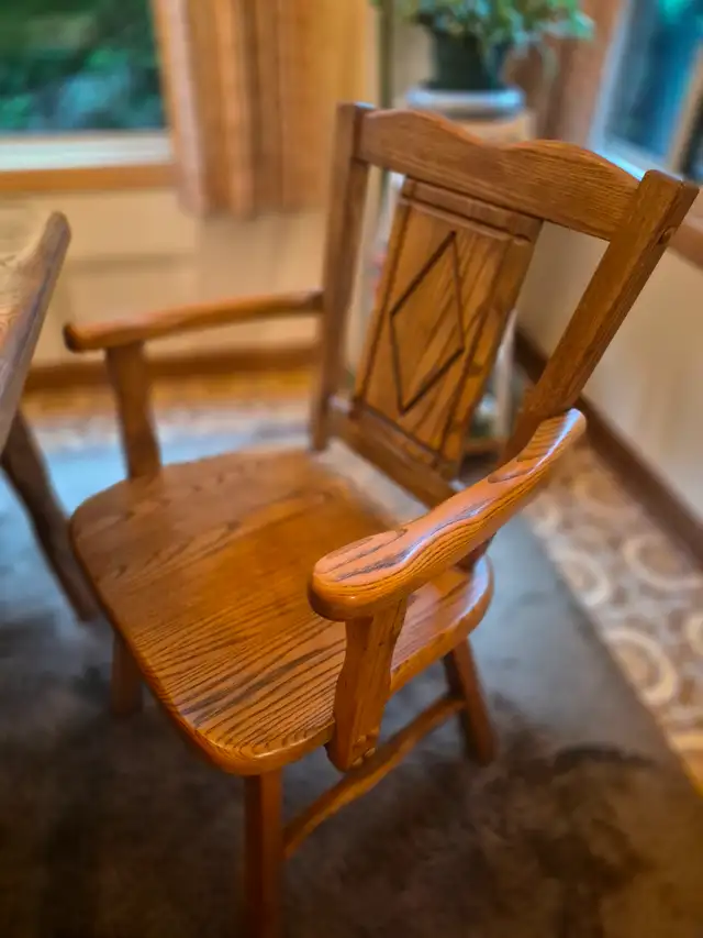 RUSTIC SOLID OAK TABLE W/ 4 CHAIRS in Dining Tables & Sets in Oakville / Halton Region - Image 7