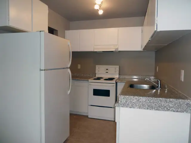 West Clearbrook Apartment For Rent | Pinetree Apartments in Long Term Rentals in Abbotsford - Image 6