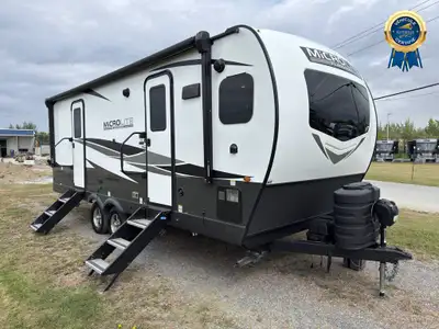 Superbe roulotte 2024 Forest River Flagstaff Micro Lite 25FKBS avec 2 extension, salon avant, pannea...