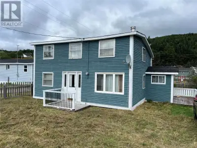 2 Story summer home located in the community of Middle Arm. Main floor has a cozy living room, eat i...