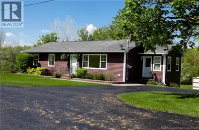 Beautiful, well-maintained home with stunning views of the St. John River! Ideal for nature lovers a...