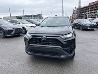 Le Toyota RAV4 LE 2021 est un VUS compact très populaire, reconnu pour sa fiabilité, son efficacité... (image 3)