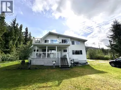 Year-round Lake Life! 3 Bedrooms, 2 Bathroom, 2 Living room, 2 Patio, 2 1/2 Storey House with lakefr...