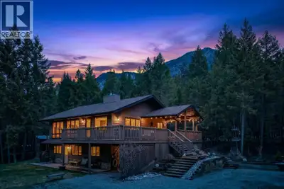 PRIVATE SETTING. MOUNTAIN VIEWS. SPACE TO ESCAPE. Tucked away on nearly ¾ of an acre in the ultra qu...