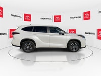 Thornhill Toyota Proudly Presents This White 2024 Toyota Highlander Hybrid with XLE AWD Package, Fea... (image 9)