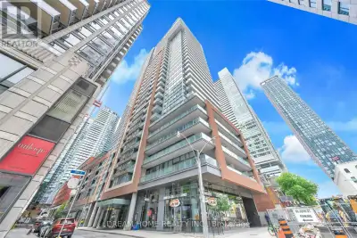 Luxurious Condo In The Heart Of Toronto's Entertainment/Financial/Fashion District. 9 Ft Ceiling, Op...
