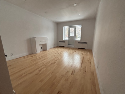 Spacieux et lumineux 4½, 1 chambre fermée, situé au 1er étage, face à un beau parc. - Chauffage, eau...