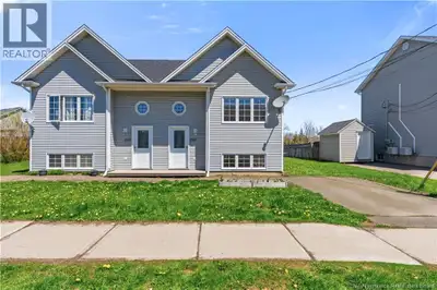 3 BEDROOMS | MOVE-IN READY | SEMI-DETACHED | This spacious semi-detached unit in the heart of Moncto...