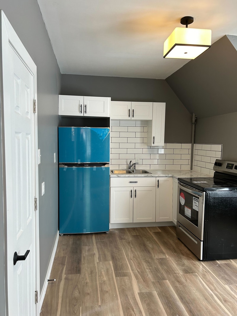 2 BED (LOFT STYLE) FRESHLY REDONE AVAIL DEC 1ST Long Term Rentals