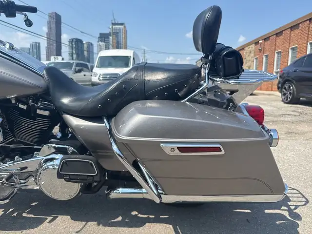 2017 Harley-Davidson Road King ~ VANCE & HINES ~ CANADIAN ~ 107C in Sport Touring in City of Toronto - Image 17
